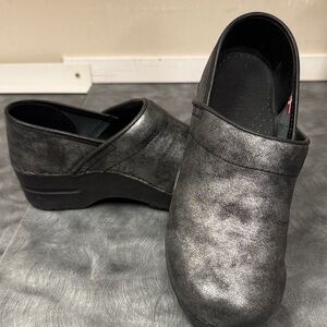 Sanita Metallic Gray Leather Clogs